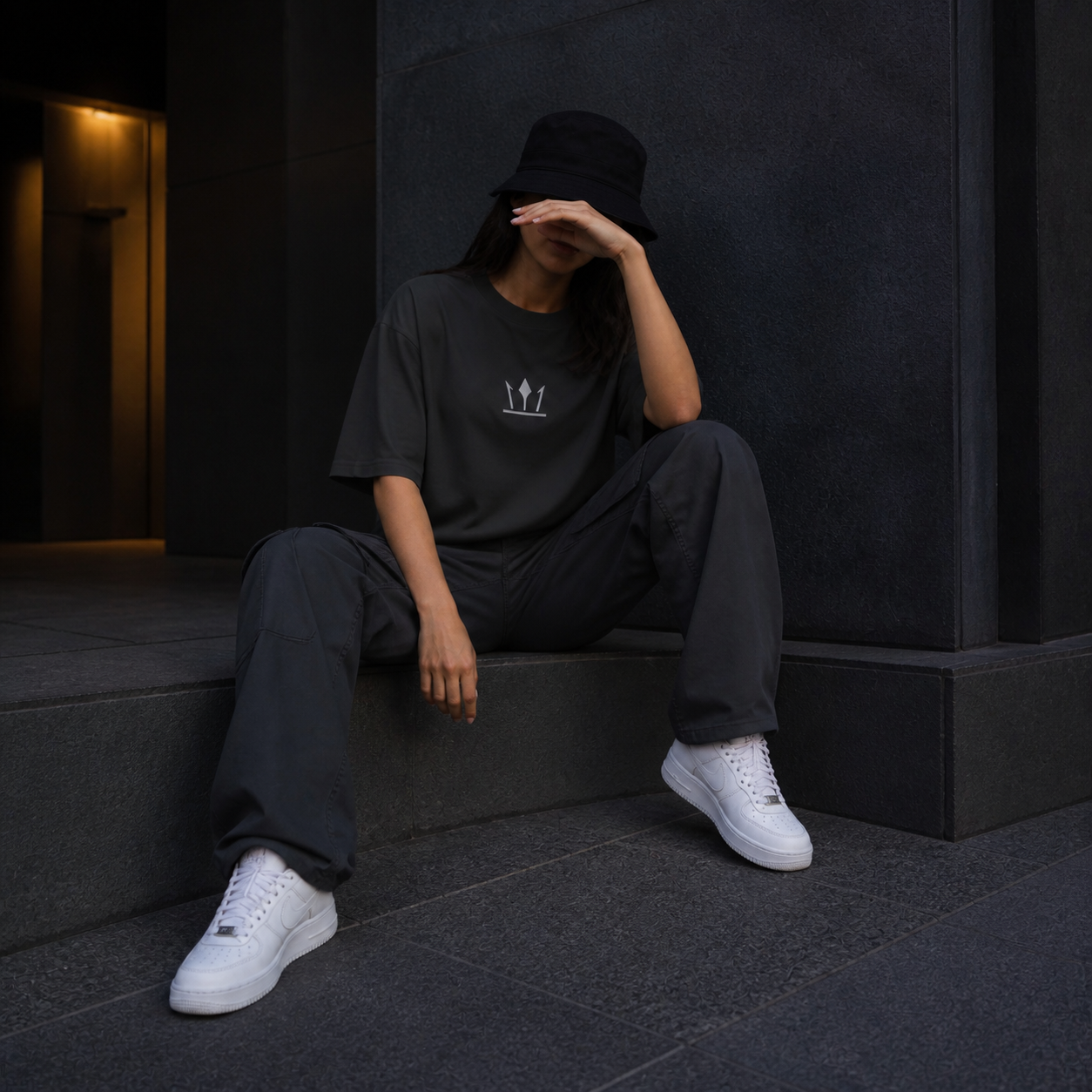 Signature Oversize — Noir JUVENN porté en position assise avec un bob