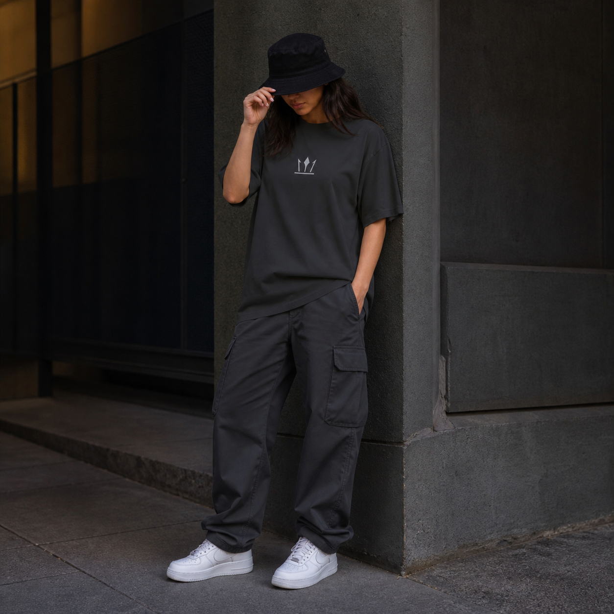 Signature Oversize — Noir JUVENN porté debout avec un bob