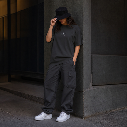 Signature Oversize — Noir JUVENN porté debout avec un bob