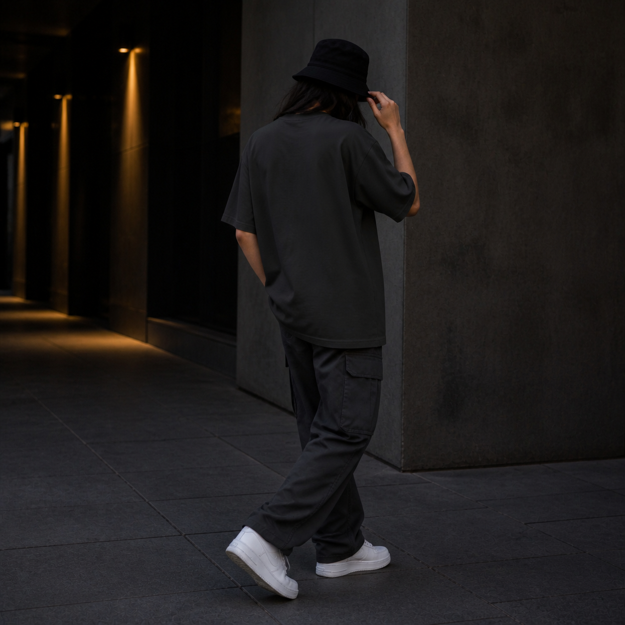Signature Oversize — Noir JUVENN porté de dos avec un bob